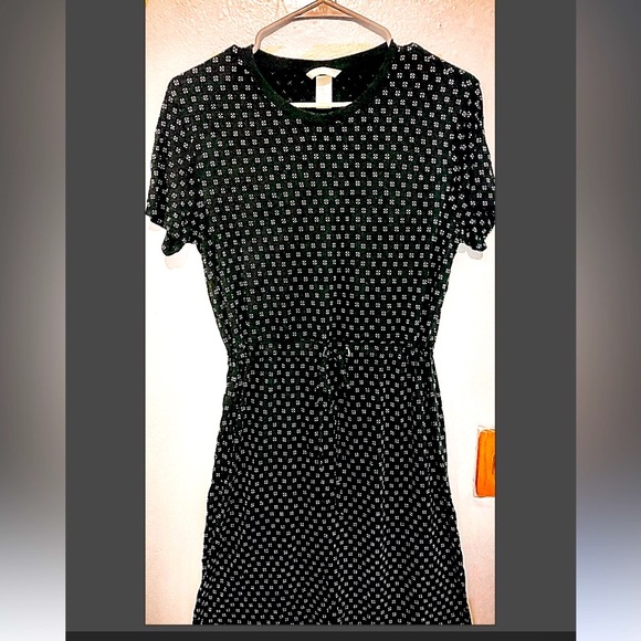 H&M🛍
Women’s T-Shirt Dress 👗 Adjustable Tie Waist. Navy & White pattern
Size:M - Picture 1 of 9